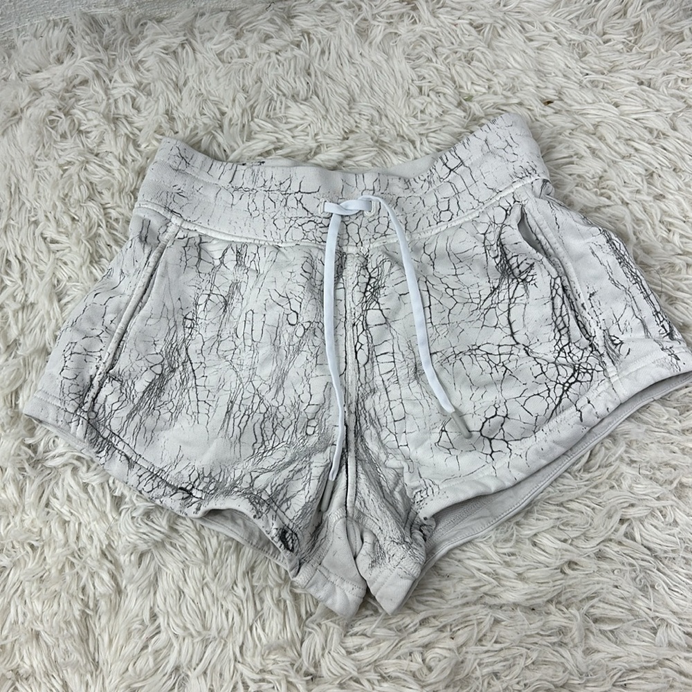 Lululemon Inner Glow High-Rise Short 3" Thread Dye White Black